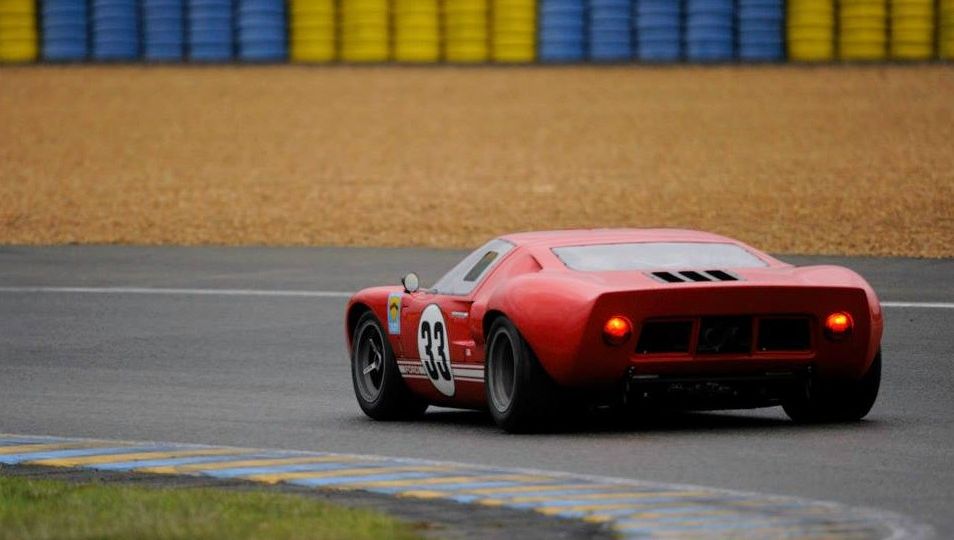 Un tour du Circuit Bugatti en Ford GT 40 avec Henri Pescarolo !