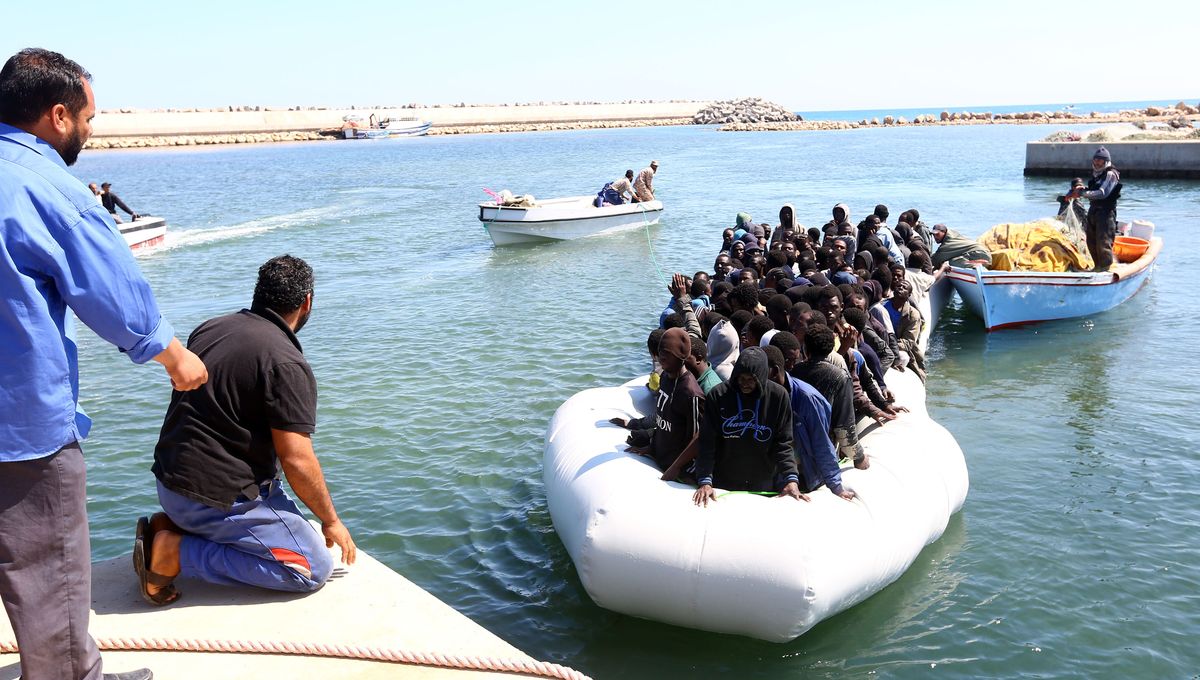 Des migrants secourus par des gardes-côtes libyens, le 19 mai 2017.