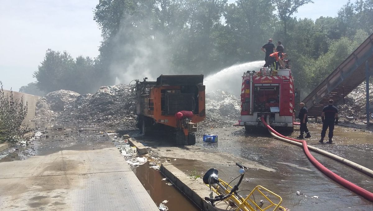 Avec la chaleur, les pompiers veulent éviter toute reprise de l'incendie. 