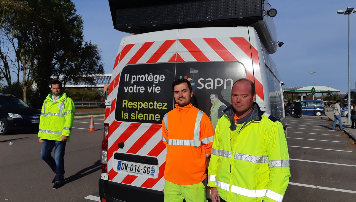 Stéphane et Clément travaillent depuis 15 et 2 ans sur l'autoroute et ils le constatent tous les jours, les conducteurs ne font pas forcément attention à eux