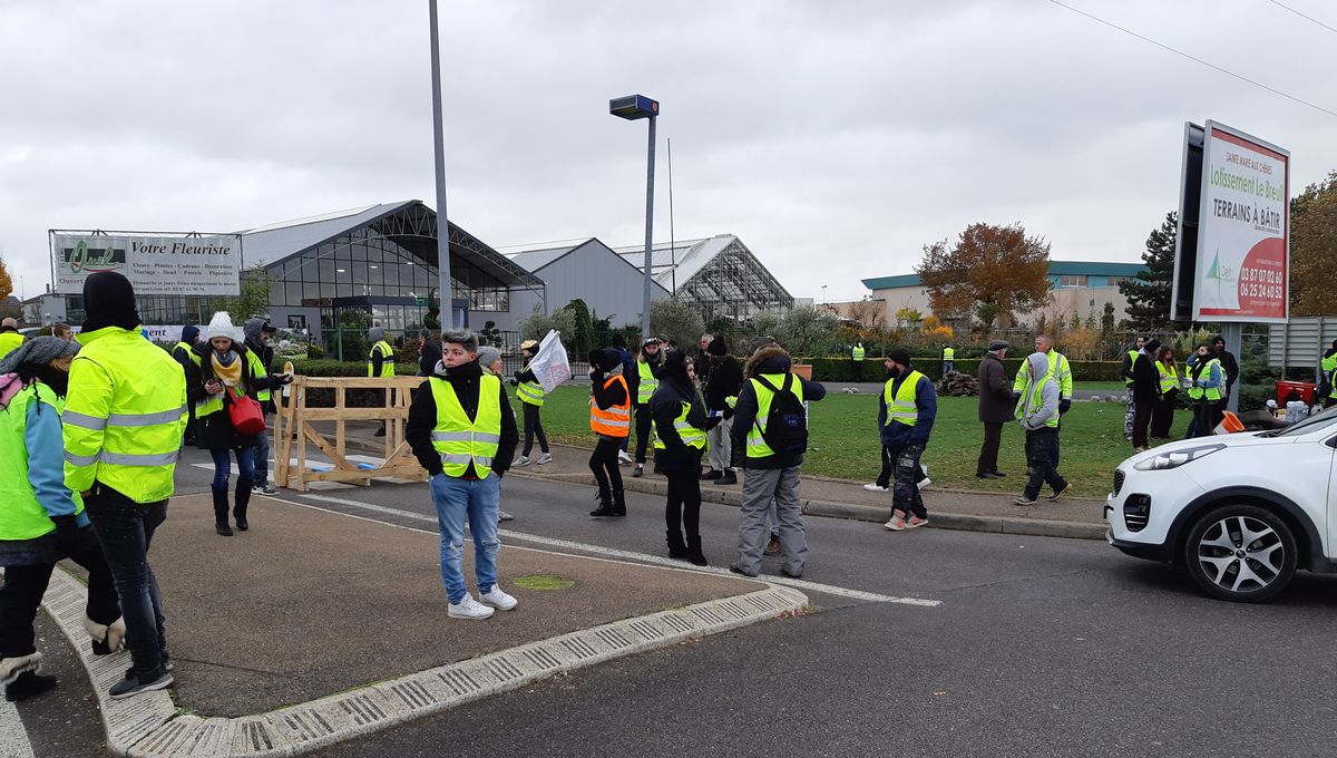 Une quarantaine de gilets jaunes était postée ce lundi entre les magasins Cora et Lidl de Sainte-Marie-aux-Chênes.