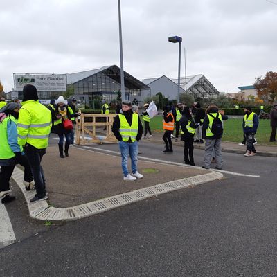 Une quarantaine de gilets jaunes était postée ce lundi entre les magasins Cora et Lidl de Sainte-Marie-aux-Chênes.