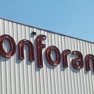 Enseigne d'un magasin Conforama. Juillet 2019.