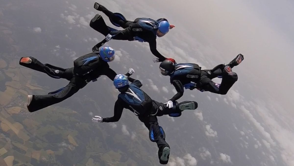 Les parachutistes sautent quand la météo le permet depuis samedi dernier