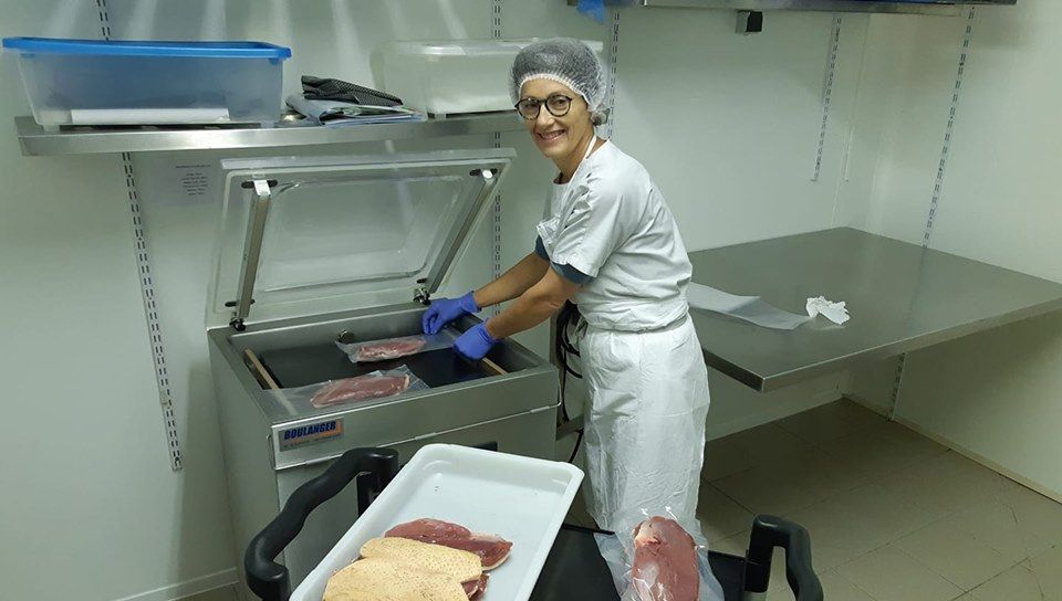 Isabelle Royer élève des canards et des moutons à Quelaines Saint Gault.