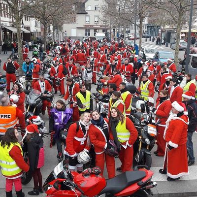 Rassemblement de pères et de mères Noël motards à Sélestat