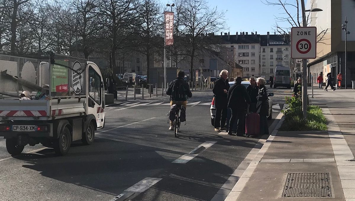 Malgré le bon classement de Caen, des points noirs demeurent comme la piste cyclable entre les Rives de l'Orne et la gare sur laquelle se garent les voitures.