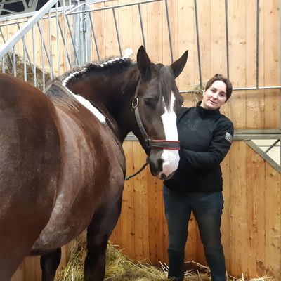 La jument et son éleveuse font leurs premiers pas au salon de l'agriculture à Paris.