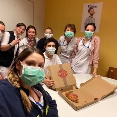 Le personnel des urgences de Beaune profite d'un moment de calme avec les pizzas du restaurant d'Aurore