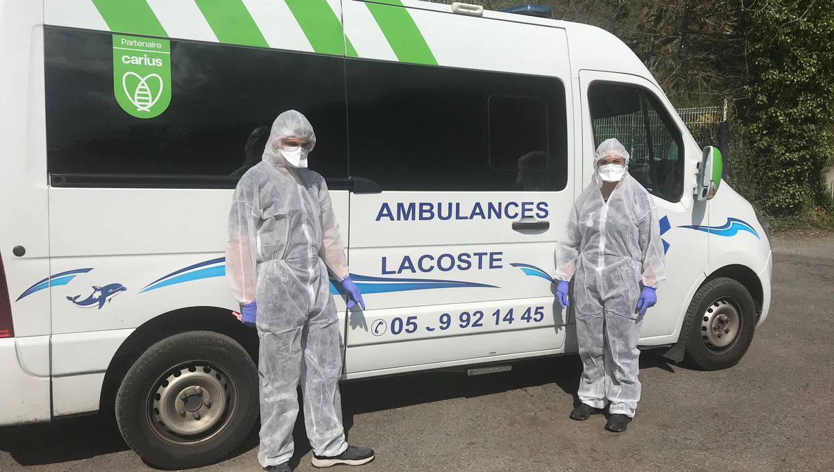 Les ambulanciers en tenue de protection 