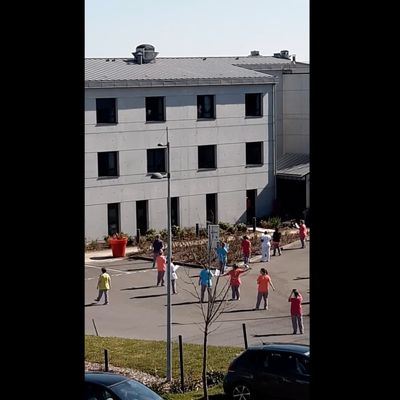 Capture d'écran de la vidéo du chant des personnels soignants de l'Ehpad de Melesse.