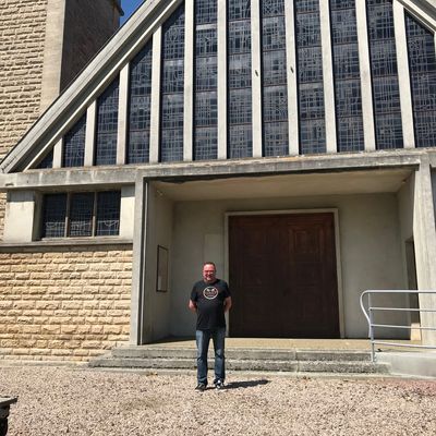 Stéphane Amilcar a été élu maire d'Emiéville (Calvados) lundi soir dans l'église de la commune, faute de place à la mairie.