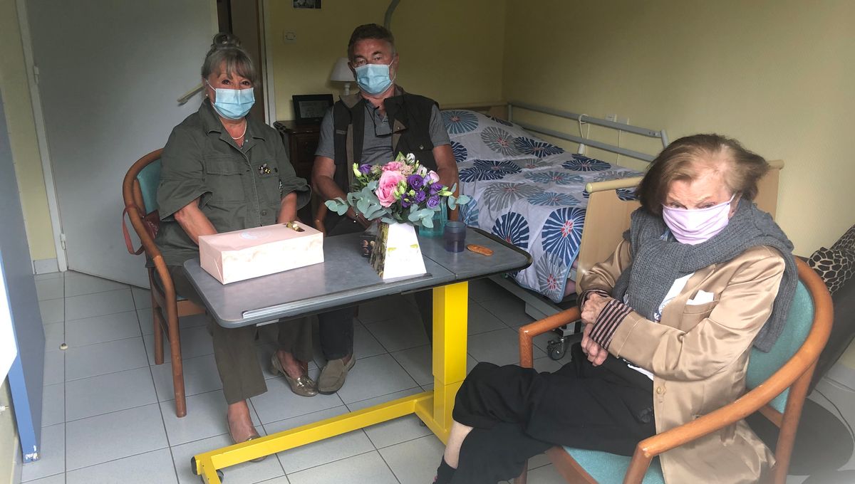 Ce dimanche, Hélène, 102 ans, a reçu sa première "vraie" visite depuis le déconfinement. Sa fille et son gendre sont venus la voir pour la fête des mères.