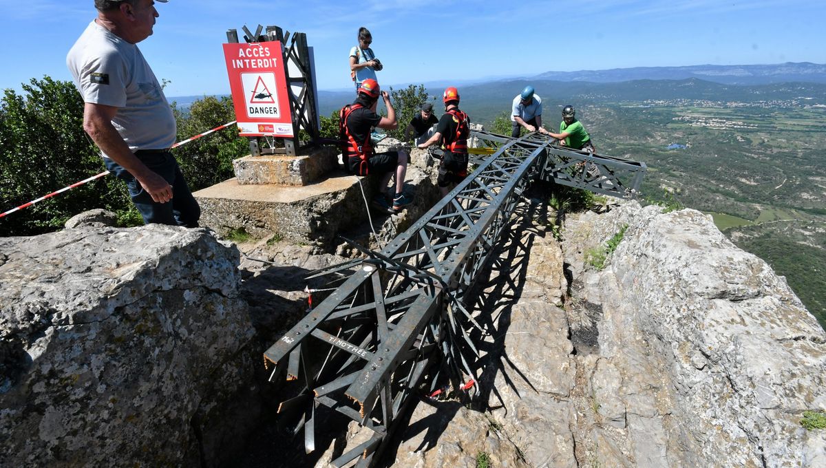 Le démontage de la Croix du pic Saint Loup vandalisée