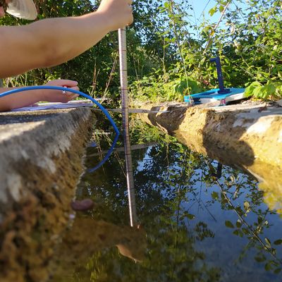 Le courantomètre est une petite perche électrique qui mesure la vitesse de l'eau et permet de calculer son débit.