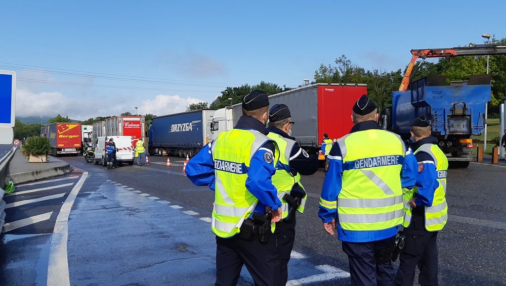 Le dispositif AdBlue de 33 poids-lourds a été contrôlé ce mercredi matin au péage autoroutier de Nangy, entre Chamonix et Annemasse