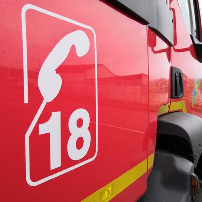 Un conducteur a fait un malaise et a fauché deux piétons, indiquent les pompiers.