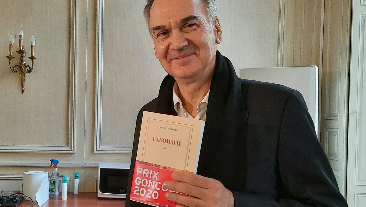 Hervé Le Tellier, lauréat du prix Goncourt 2020, avec son roman l'Anomalie. Le livre est imprimé à Lonrai dans l'Orne.