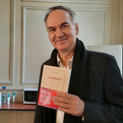 Hervé Le Tellier, lauréat du prix Goncourt 2020, avec son roman l'Anomalie. Le livre est imprimé à Lonrai dans l'Orne.