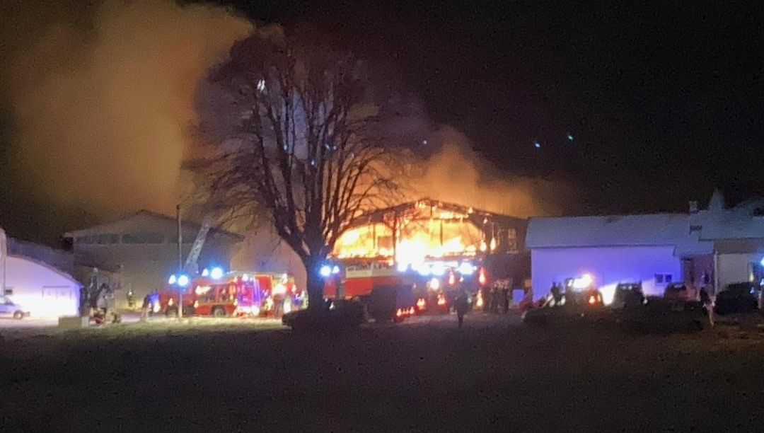 Le feu a pris vers 17 h 30 ce dimanche dans un hangar agricole de la commune des Écorces près du Russey, dans le Haut-Doubs.