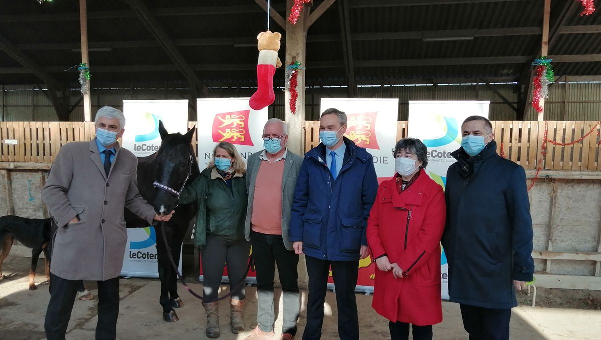 Hervé Morin, président de la région Normandie (à gauche) en visite dans le Poney Club de Sainte-Colombe