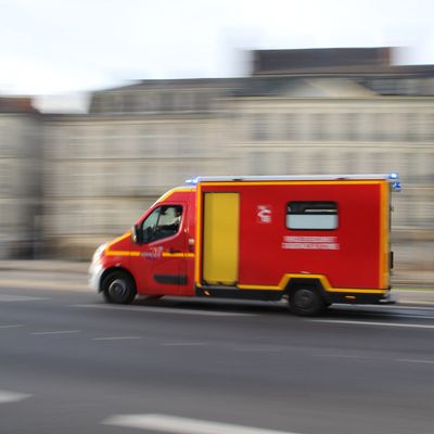 Le chauffeur du camion n'a pas vu la dame qui s'était engagée sur la chaussée pour traverser la rue.