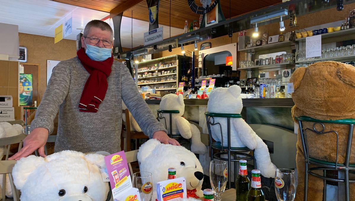 Phillipe Denez et ses clients en peluche dans son café