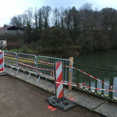 Le pont de Traves percuté par la voiture