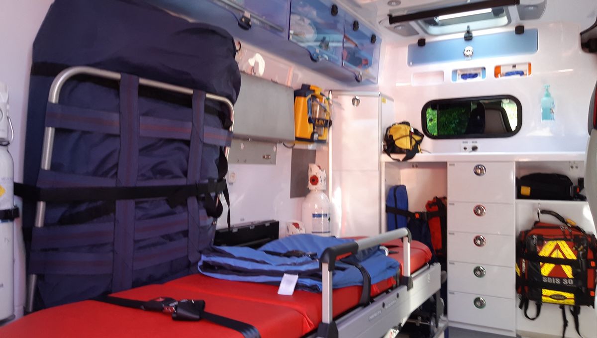 Intérieur d'une ambulance des pompiers du Gard. Mai 2019.