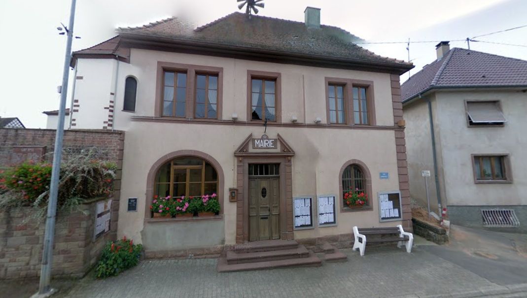 La mairie de Lupstein (Bas-Rhin). 