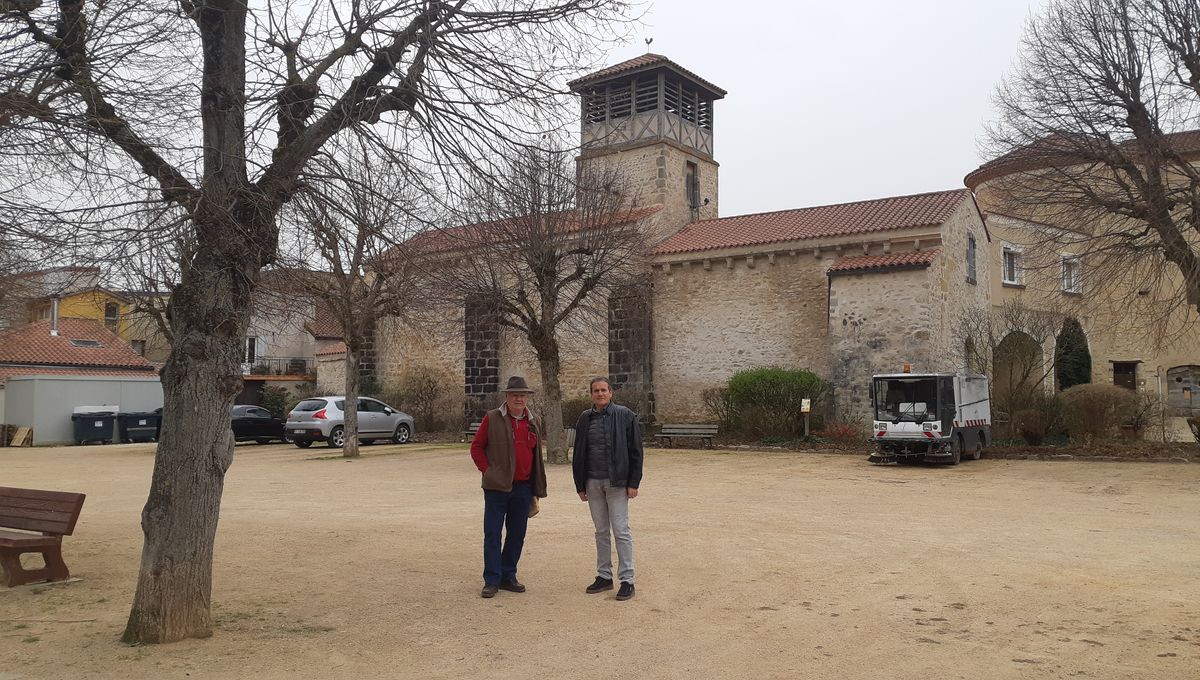 François Crégut maire de Saint-Martin-des-Plains et son 1er adjoint au pied du clocher de l'église où est installé le cœur de la Wifi