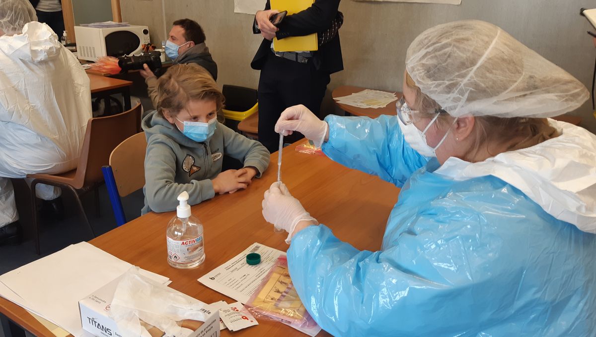 Hugo, 9 ans et demi, effectue son premier test salivaire à l'école élémentaire de Pournoy-la-Grasse, en Moselle