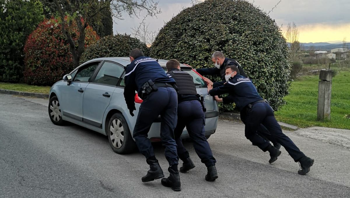 Dans un élan de solidarité, ce sont bel et bien ... quatre gendarmes qui lui portent assistance et poussent son véhicule !