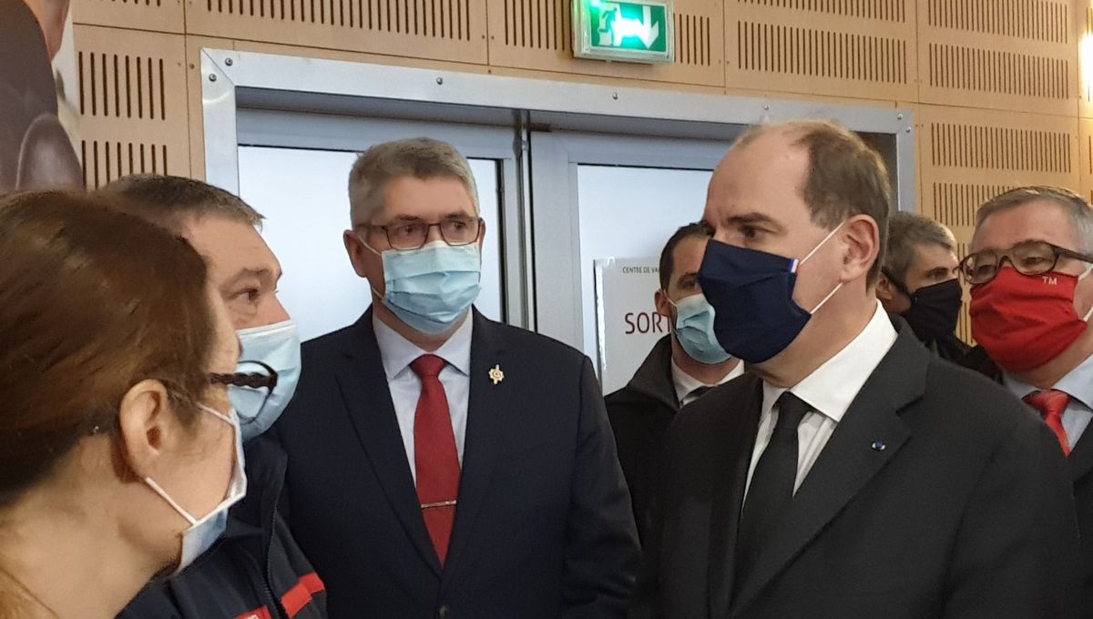 Jean Castex en visite dans un centre de vaccination de Saint-Maixent-l'Ecole