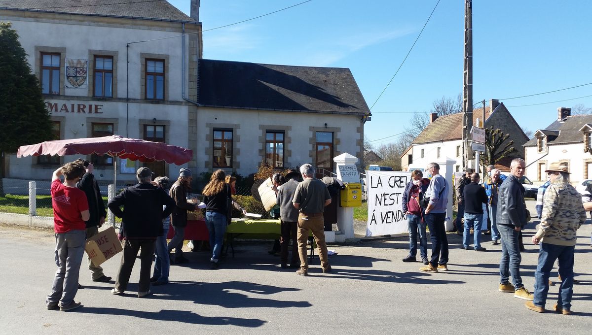 Manifestation anti-éolienne devant la mairie de Fontanières