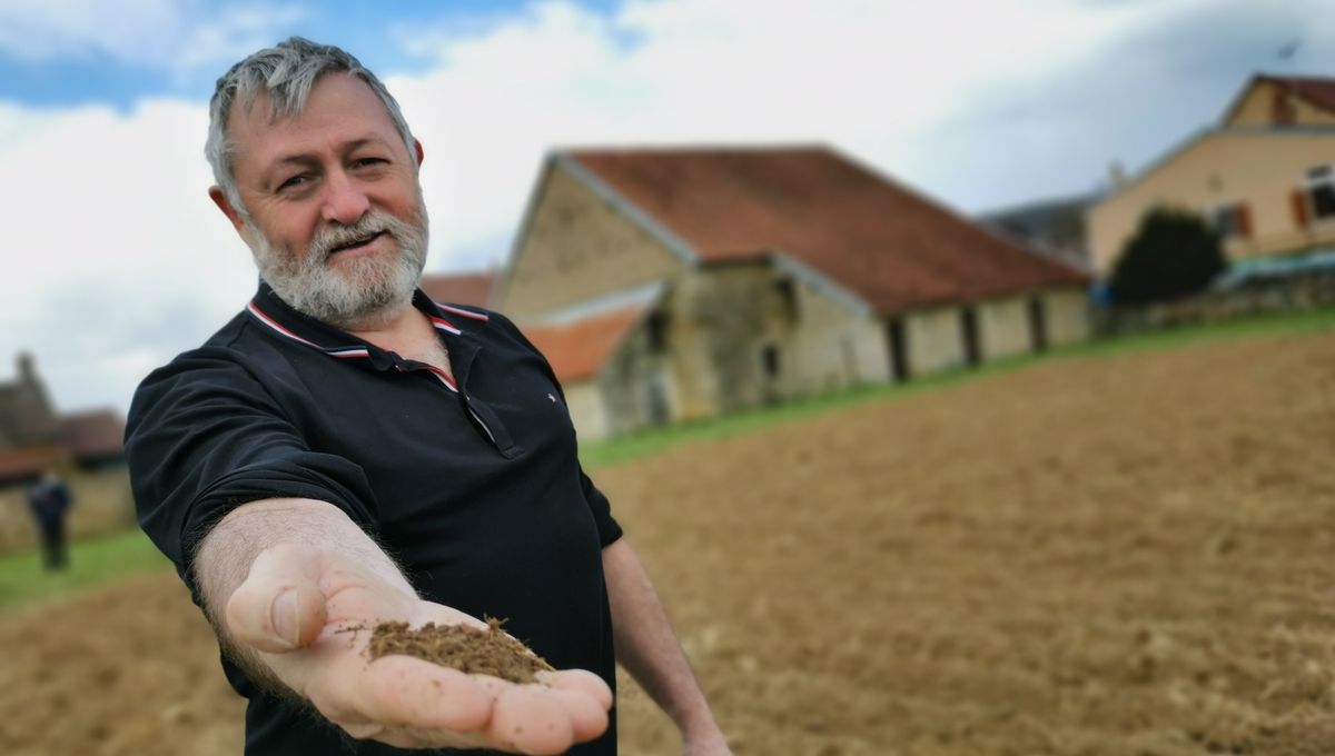 Christophe Bonnot sur les terres que son association va mettre en culture à Missery près de Saulieu en Côte-d'Or