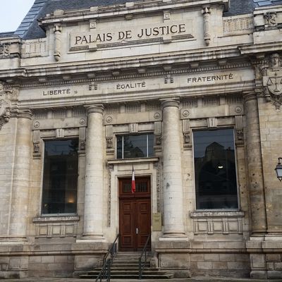 L'homme a été condamné à 4 ans de prison pour avoir frappé sa femme et son voisin handicapé. 