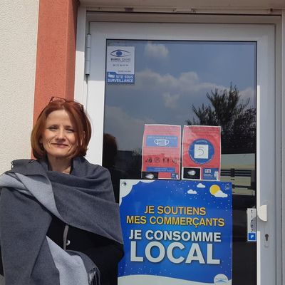 Laurence Boixière devant son institut de beauté à Caulnes dans les Côtes d'Armor