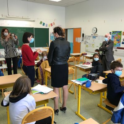 La rectrice de l'académie de Poitiers dans une salle de classe à Saint-Julien-l'Ars.