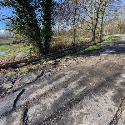 Une route abîmée à Bégaar en raison des inondations