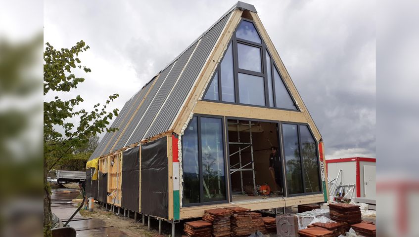 La maison pliable en cours de montage par l’entreprise italienne A-Fold à Blotzheim (Haut-Rhin)