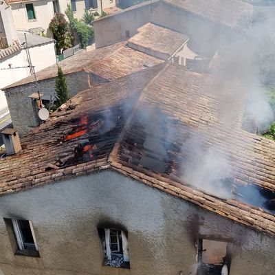 La toiture, percée par les flammes, menace de s'effondrer