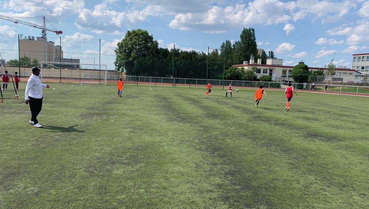 Au Kremlin-Bicêtre, les jeunes footballeurs sont impatients de voir les Bleus joués. Parmi leurs joueurs préférés, ils citent Mbappe, Kante, Pogba sans oublier Benzema.