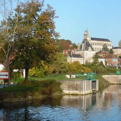 La commune de Long est traversée par le canal de la Somme