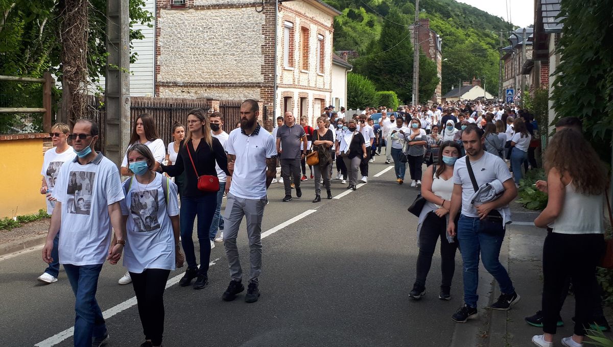 Les participants à la marche blanche ont rallié le lieu de l'accident à la ville de Pitres, commune de trois des victimes de l'accident, samedi 31 juillet 2021.