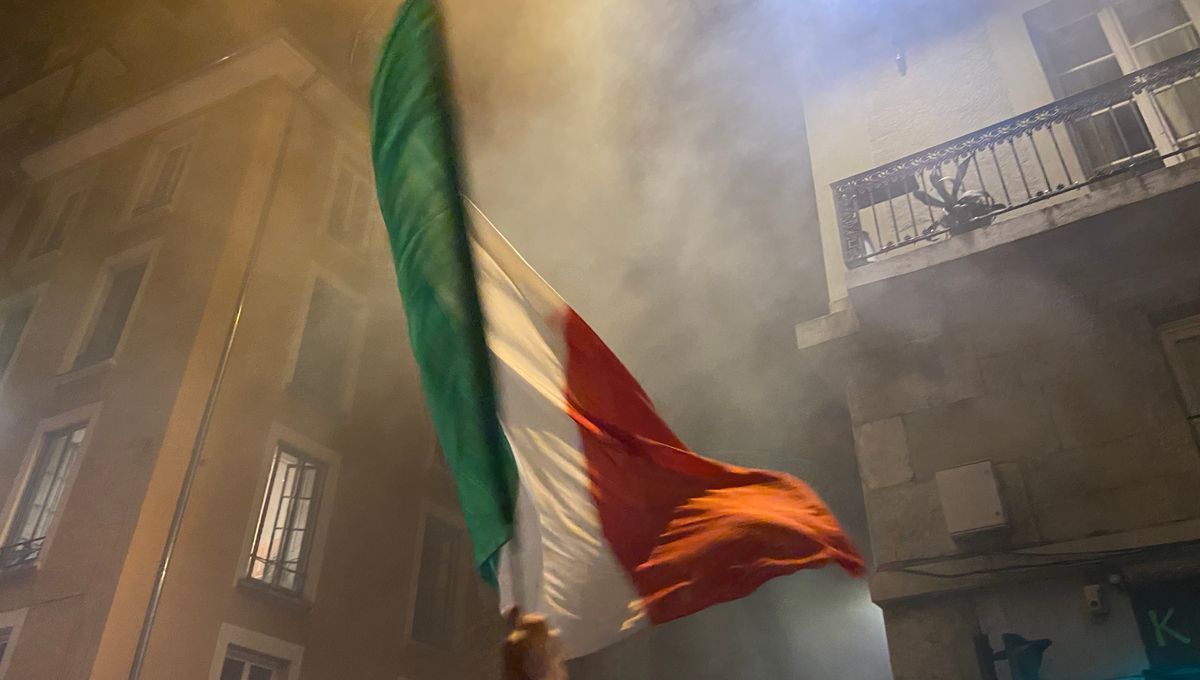 Drapeau italien brandi ce dimanche soir après la victoire de la Squadra Azzura en finale de l'Euro.