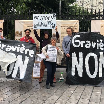 Les opposants au projet de gravière à Carresse-Cassaber réunis devant la Préfecture des Pyrénées-Atlantiques, à Pau