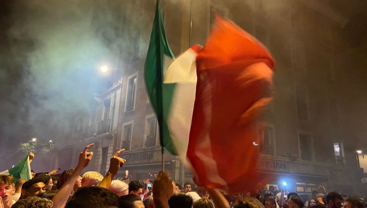 Les supporters italiens ont envahi les quais de l'Isère à Grenoble, ce dimanche soir, après la victoire de la Squadra Azzura en finale de l'Euro de football face à l'Angleterre.