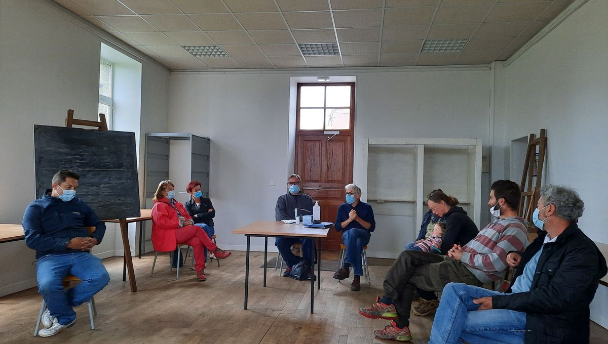 Une réunion entre habitants de Basville s'est tenue à la mairie de la commune, mardi 13 juillet.