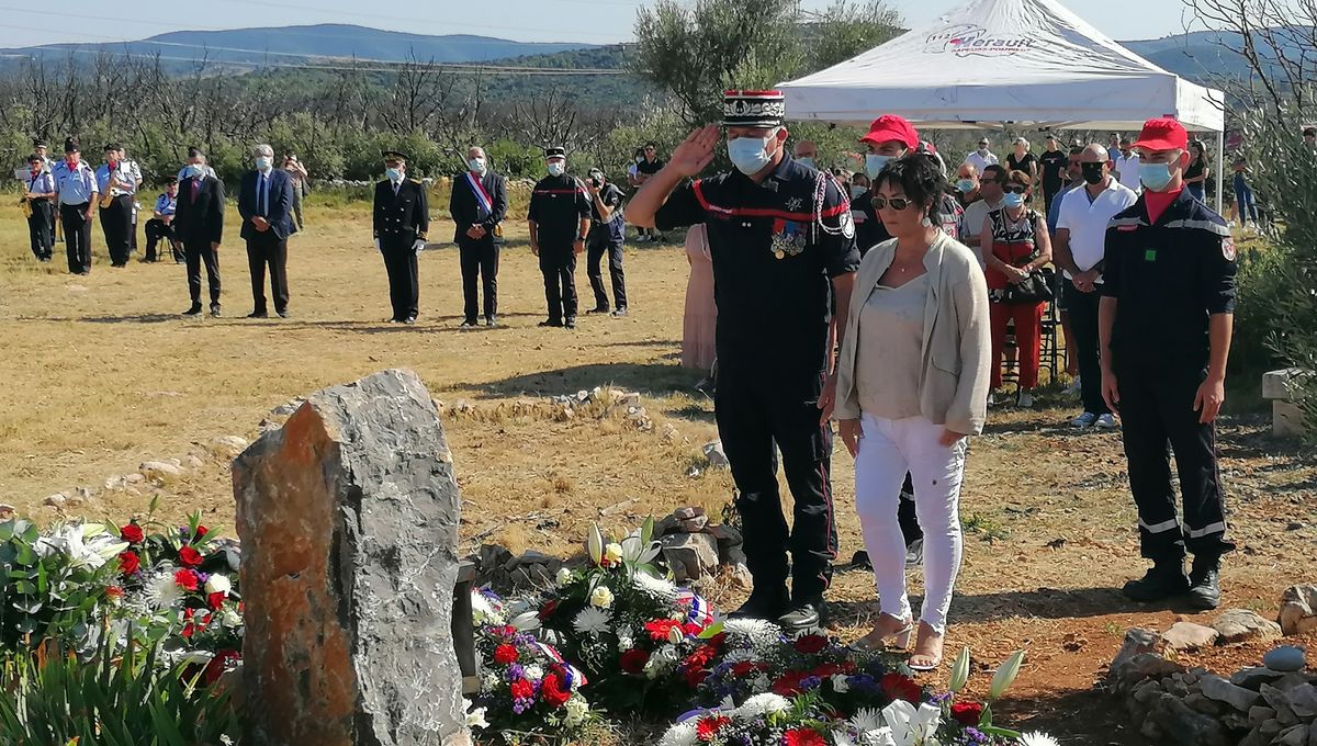 Le patron des pompiers de l'Hérault Eric Florès et Brigitte Beier, la mère de Jérémy, le 10 août 2021